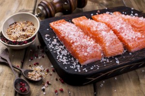 salmon-стейки-с-большими-солью-лимоном-и-специями-подготовка-вкусной-118436406